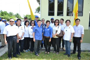 人联党领袖与党员一起合影。