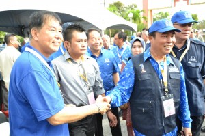 拿督陈超耀向国阵候选人尤西诺斯献上祝福。