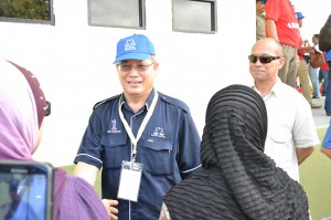 拿督斯里里察烈与民眾握手。