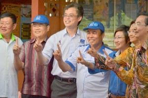 人联党领袖包括青年团总团长陈开及妇女组主席郑丽萍与国阵万年烟补选候选人尤昔诺斯合影。