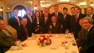 全体砂人联党领袖与首长阿德南合影，左二为主席陈华贵，左一为署理主席里察烈。