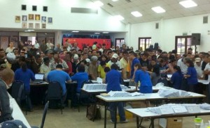 民众涌向党总部查询一马援助金详情。