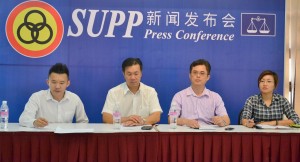 砂人联党青年团总团长陈开（左三）、妇女组主席郑丽萍（右一）、青年团秘书长叶耀星（左二）以及人联青教育局主任赖发财摄于新闻发布会上。