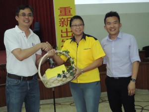 人联党青年团总团长陈开（左）赠送纪念品给讲员张佩贞，右为人联党青年团教育局主任赖发财。