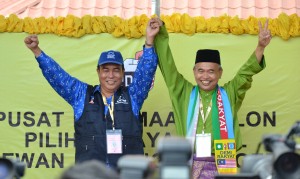 国阵候选人尤西诺斯（左）与人民公正党候选人阿都查里尔一起亮相。