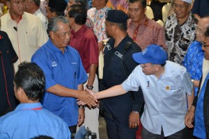 Dr. Sim Kui Hian, SUPP Secretary General in Mukah during the announcement of the candidate.