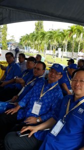 Tan Sri Peter Chin, 2 nd right leading a group of SUPP members to give support to the BN candidate.