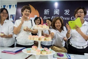Tnay right with other women members