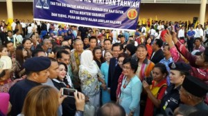 Chief Minister, Tan Sri Datuk Amar Adenan Satem and wife being welcomed by Mirians