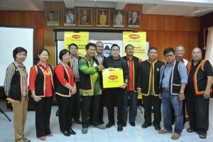 全国达雅比达友协会主席伊巴罕（左四）接收赞助商雀巢公司活动经理托尼所列移交的赞助物品。