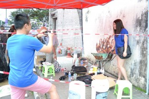 民众与人猿壁画合影。