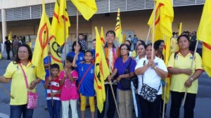 Dato' Sebastian Ting with the crowd to take group photo