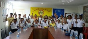 党主席陈华贵在老越支部交流后与众同志合影。