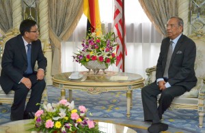 中国驻古晋领事馆总领事刘全（左）与首长阿迪南沙登交流。