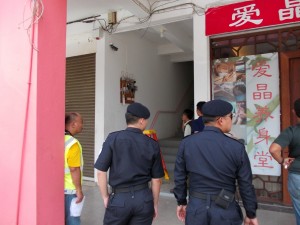 砂电力公司在警方陪同下切断非法网络赌博公司电源