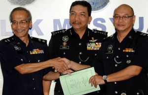 Supt Moses, left handing over duty to Lukas witnessed by DCP Dato Mohd Sabtu
