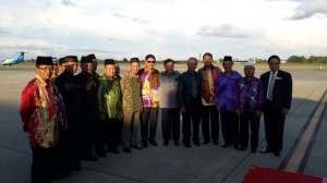 With community leaders, Temmenggong, Pemanca, Penghulus, Kapitan waiting for the Chief Minister