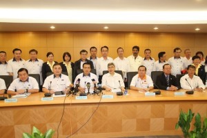 马华、民政、人联党和自民党众领袖在新闻发布会上合影。