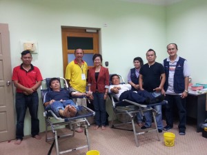 Amy Tnay, 4th left at the blood donation 