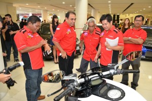 众嘉宾观赏一辆重型机车，左二为古晋警区主任罗斯兰，左三为StayTuned Motorsports Club主席索拉。