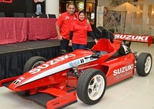 古晋警区主任罗斯兰与太太在一辆赛车前合影。