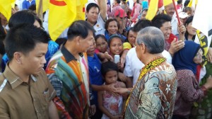 首长阿德南莅临美里时受到陈超耀等人的迎接。