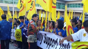 陈超耀与党员们交流。