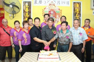拿督陈超耀、坛主刘善权(左4)及众理事合切一周年纪念蛋糕。