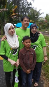 陈超耀与热爱大自然的友族同胞合影。