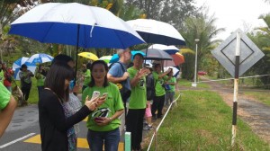 连外国游客也对美里卑尔骚营的美景深感兴趣。