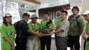 过去活动赠送纪念品的仪式。