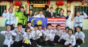 首相署部长南茜苏克里（左四）为代表团授旗，左三为教练拿督斯里杨柳艳。右四为总教练拿督斯里宋瑞喜、右三为黎丽思教练。