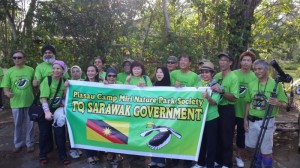 众人举起布条感谢政府将卑尔骚营颁布为自然公园保护区。