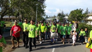 众人开始进行健康步行活动。