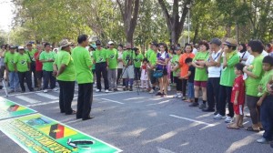 拿督陈超耀向民众发表讲话。