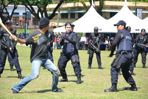 女警合力抗匪的精彩演出。