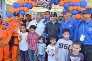 砂州警察总监拿督威拉莫哈末沙都在活动上与民众及小孩们一起合影。