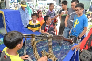 小孩们参观警察日常使用的枪械。