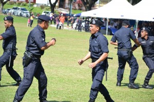 警察进行武斗示范，大展身手。