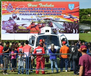 民众对于空警直升机颇感兴趣。