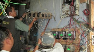 执法人员拆除非法驳接的电线。