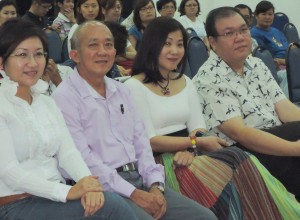 人联党妇女组主席郑丽萍与嘉宾们聆听分享会。