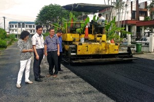 MBKS councillor cum SUPP Central Youth Chairman Tan Kai (second from left), who is also MBKS Traffic and Work Standing Committee chairman, is seen inspecting the progress of works along with community leaders Kapitan Daisy Chan (from left), Penghulu Tan Tuan Yee and Foo Chow Road area committee chief Foo Juat Hian.