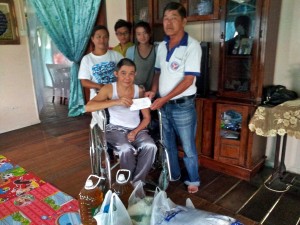 Zafari receives donation from a representative of his former co-workers, Yeo Bak Hwa.