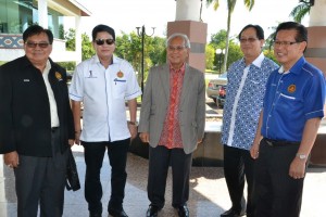 表态归队人联党的4名州议员与副首长阿弗烈查布合影，左起为拉浓米纳、佐尼科拉永、阿弗烈查布、法兰西哈丁及李景胜。