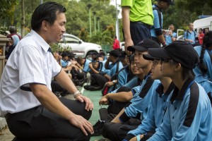 叶耀星在一场活动上与国民服务营的学员交流。