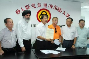 Dato Sebastian showing the letter from ROS