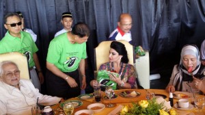 Dato' Sebastian giving the Piasau camp park T-shirt to TYT wife, Puan Sri Ragad Kurdi Taib