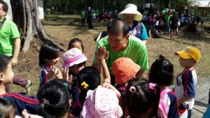 Dato' Sebastian greeting the children