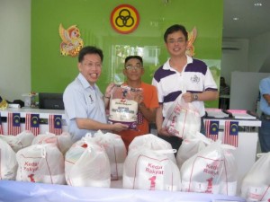 Dr. Sim and Tan Kai doing the community work